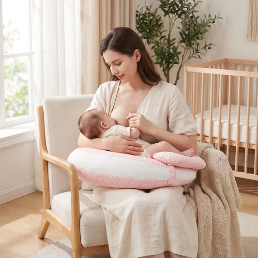 coussin allaitement maman nourrit bébé avec lait maternel 