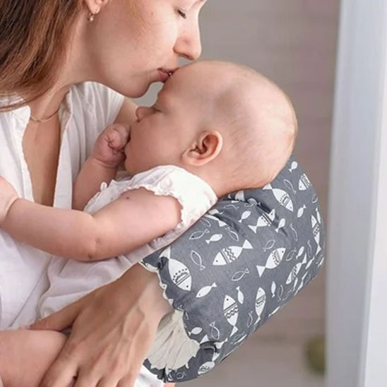 Coussin d'allaitement poisson maman fait bizou sur frond de bébé