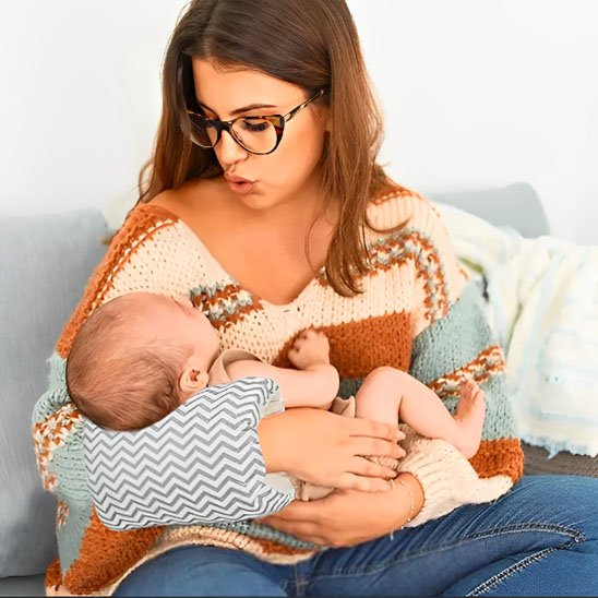 Coussin d'allaitement raillé maman berce bébé dans ses bras