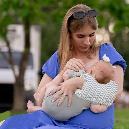Coussin d'allaitement raillé maman caresse bébé dans ses bras